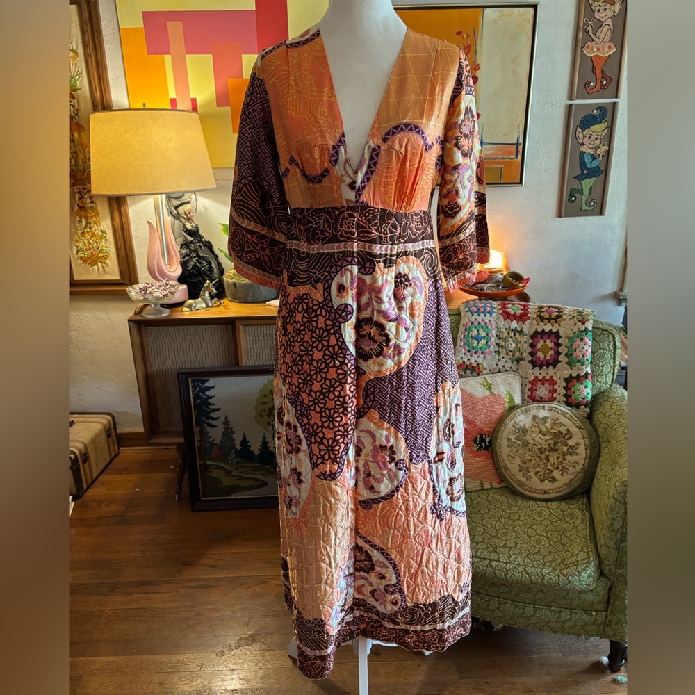 Vtg 60’s quilted maxi hostess dress in abstract muted design size medium
